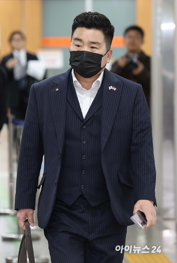 김현태 전 육군 특수전사령부 707 특수임무단장이 21일 서울 서초구 서울중앙지방법원에서 열린 내란중요임무종사 혐의 관련 공판에 출석하고 있다. 2026..4.21 [사진=사진공동취재단]