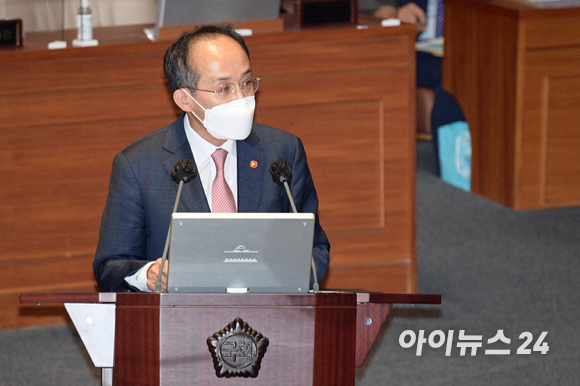 추경호 경제부총리 겸 기획재정부 장관이 26일 오후 서울 여의도 국회 본회의장에서 열린 경제 분야 대정부질문에서 의원 질의에 답하고 있다. [사진=김성진 기자]