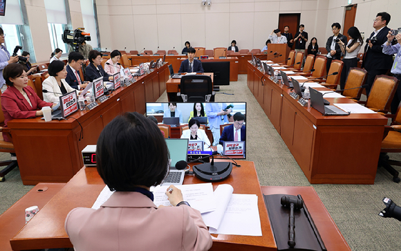 15일 국회에서 열린 성평등가족위원회 전체회의에서 국민의힘 위원들이 더불어민주당 정원오 서울시장 후보의 과거 폭행 사건과 관련한 논란에 대해 논의하고 있다. 이날 회의는 국민의힘 위원들만 참석했다. [사진=연합뉴스]