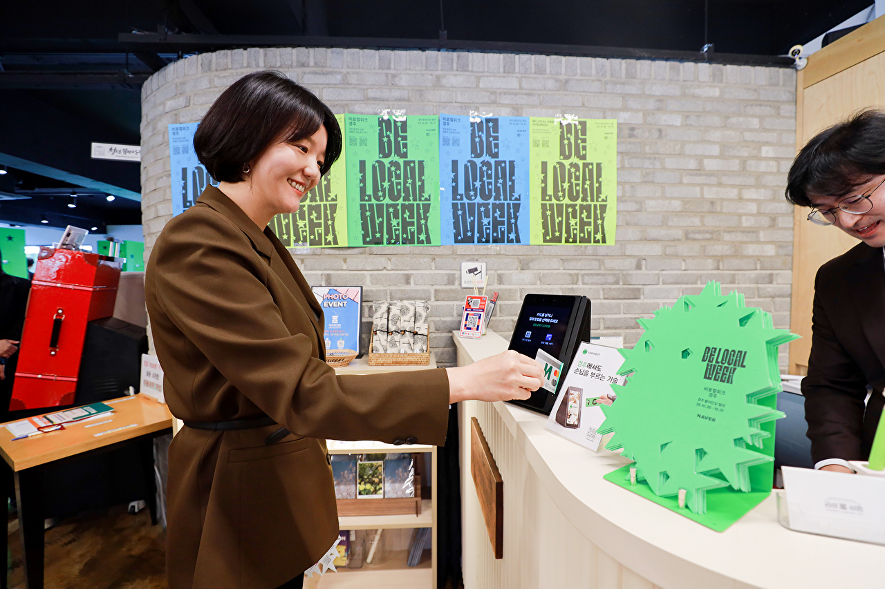'비로컬위크' 캠페인이 열리고 있는 경주 황리단길 현장에서 최수연 네이버 대표가 네이버페이 오프라인 통합 단말기 '네이버페이(Npay) 커넥트'로 결제를 진행하고 있다. [사진=네이버]