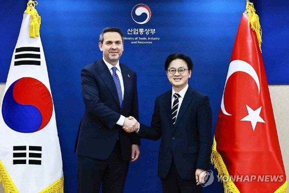 김정관 산업통상부 장관이 25일 서울 서초구 대한무역투자진흥공사 회의실에서 알파슬란 바이락타르 튀르키예 에너지천연자원부 장관을 만나 기념 촬영하고 있다. [사진=연합뉴스]