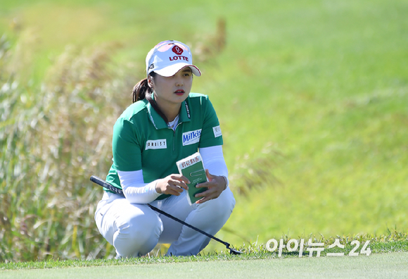 24일 인천 베어즈베스트 청라 (파72/6,712야드)에서 열린 '하나금융그룹 챔피언십' (총상금 15억원, 우승상금 2억 7천만 원) 최종 라운드에서 최혜진이 퍼팅 라이를 확인을 하고 있다. [사진=곽영래 기자]