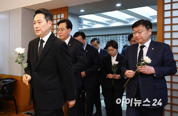 국민의힘 장동혁 대표와 송언석 원내대표 등 지도부가 30일 오전 서울 종로구 서울대학교병원 장례식장에 마련된 故 이해찬 전 국무총리의 빈소를 찾아 조문하고 있다. [사진=사진공동취재단]