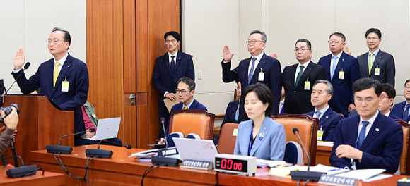 (왼쪽부터)이환주 KB국민은행장-정상혁 신한은행장-이호성 하나은행장-정진완 우리은행장-강태영 NH농협은행장 19일 오후 서울 여의도 국회에서 진행된 정무위원회 금융감독원 등 국정감사에 증인으로 출석해 선서하고 있다. [사진=정소희 기자]