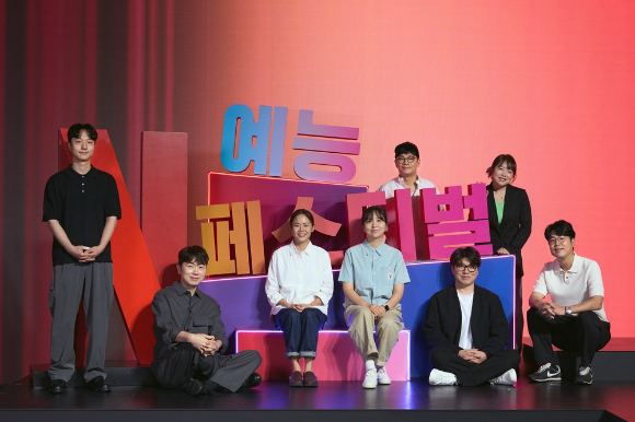 황슬우 장호기 김예슬 김학민 김재원 정종연 이소민 김노은 PD가 2일 열린 '넷플릭스 예능 페스티벌'에서 포즈를 취하고 있다. [사진=넷플릭스 코리아]