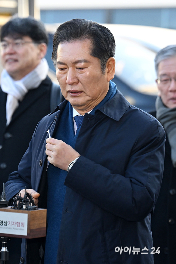 정청래 국회 탄핵소추위원장과 변호인단이 6일 서울 종로구 헌법재판소에서 열린 윤석열 대통령 탄핵 심판 6차 변론기일에 출석하며 입장을 밝히고 있다. [사진=사진공동취재단]