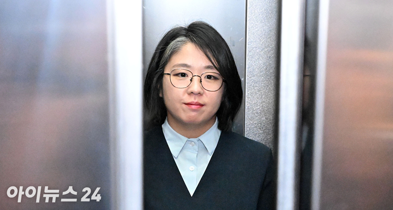 용혜인 성평등가족부 장관 후보자가 2일 서울 서대문구에 마련된 인사청문회 준비 사무실로 출근하고 있다. [사진=곽영래 기자]