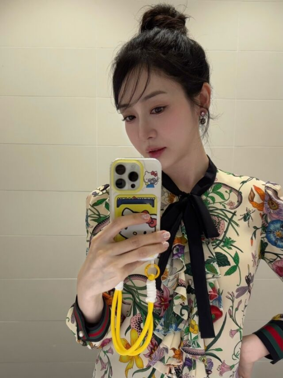 &apos;40대&apos; 성유리, 홈쇼핑 출연하더니 점점 예뻐지네