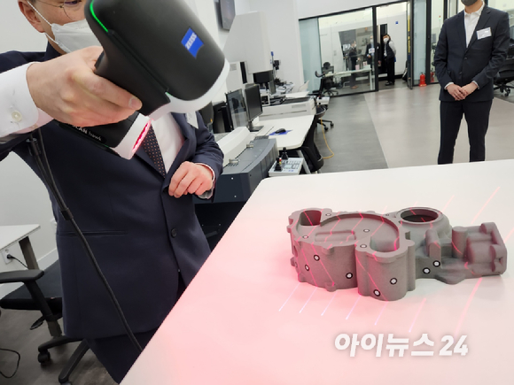 전자빔 현미경 '제미니셈' [사진=민혜정 기자]