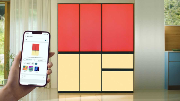 LG 씽큐 앱에서 냉장고 색상을 변경해 분위기까지 업그레이드할 수 있는 신제품 'LG 디오스 오브제컬렉션 무드업' [사진=LG전자]