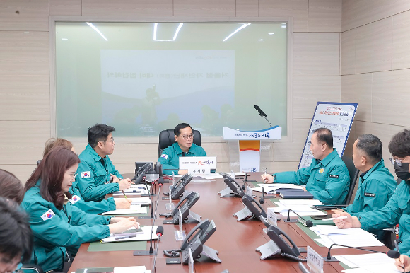 연제찬 시흥시부시장과 재난 관련 부서장 등이 6일 재난안전상황실에서 한파 대비 점검 회의를 진행하고 있다. [사진=시흥시]