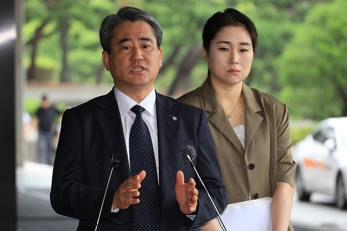 윤석열 전 대통령이 지난 4월 21일 서울 서초동 서울중앙지법에서 열린 내란 우두머리 혐의 형사재판 2번째 공판에 출석해 변호인단과 대화를 하고 있다. 2025.4.21[사진=사진공동취재단]