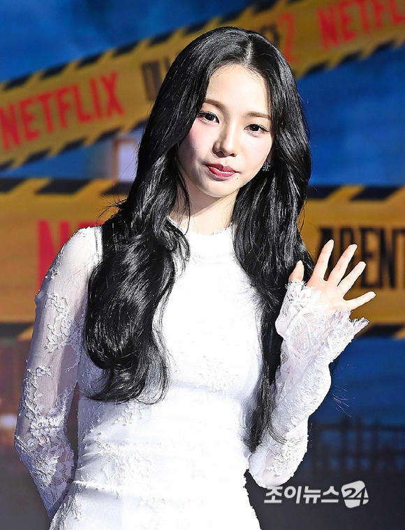 에스파 카리나가 19일 오전 서울 마포구 호텔 나루 서울 엠갤러리에서 열린 넷플릭스 예능프로그램 '미스터리 수사단 시즌2&rsquo;의 제작발표회에서 포즈를 취하고 있다. [사진=곽영래 기자]