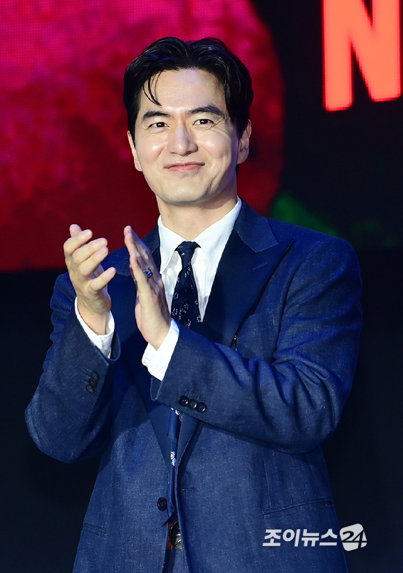 배우 이진욱이 28일 오후 서울시청 앞 서울광장에서 열린 넷플릭스·서울특별시 공동주최 2025 K콘텐츠 서울여행주간 '오징어 게임​' 시즌3 피날레 이벤트에 참석하고 있다. [사진=정소희 기자]
