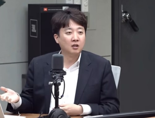 이준석 개혁신당 대표가 라디오 생방송에서 하버드 졸업 문서를 인증했다. [사진=CBS 유튜브 캡처]