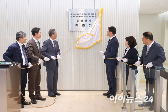 윤석열 전 대통령의 부인 김건희 여사 의혹 관련 사건을 맡은 민중기 특별검사를 비롯한 특검보들이 2일 오전 서울 종로구 KT광화문빌딩 웨스트에 마련된 특검 사무실에서 현판 제막을 하고 있다. 왼쪽부터 문홍주·박상진 특검보, 민중기 특검, 김형근·오정희 특검보, 홍지항 지원단장. [사진=정소희 기자]