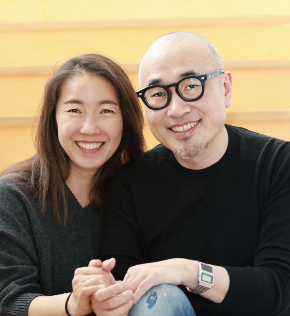 김봉진 창업자(오른쪽)와 그의 아내 설보미 씨 [사진=우아한형제들]