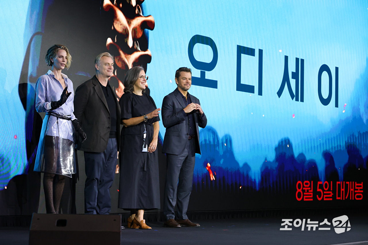 할리우드 배우 샤를리즈 테론, 크리스토퍼 놀란 감독, 프로듀서 엠마 토마스, 할리우드 배우 맷 데이먼이 3일 오전 서울 종로구 포시즌스 호텔 서울에서 진행된 영화 '오디세이'(감독 크리스토퍼 놀란) 내한 기자간담회에 참석해 포즈를 취하고 있다. [사진=문수지 기자]