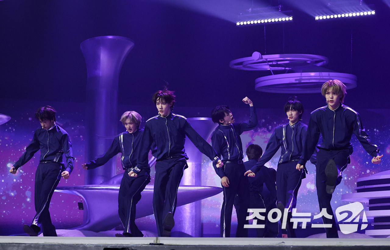 그룹 A2O 소울이 12일 오후 경기도 고양시 일산 킨텍스에서 진행된 A2O 소울(A2O SOUL)&middot;A2O 라이트(A2O LITE)의 데뷔쇼 '웰컴 투 소울라이트 프롬 A2O 소울 A2O 라이트(WELCOME TO SOULITE From A2O SOUL A2O LITE)' 행사에 참석해 열띤 무대를 펼치고 있다. [사진=문수지 기자]