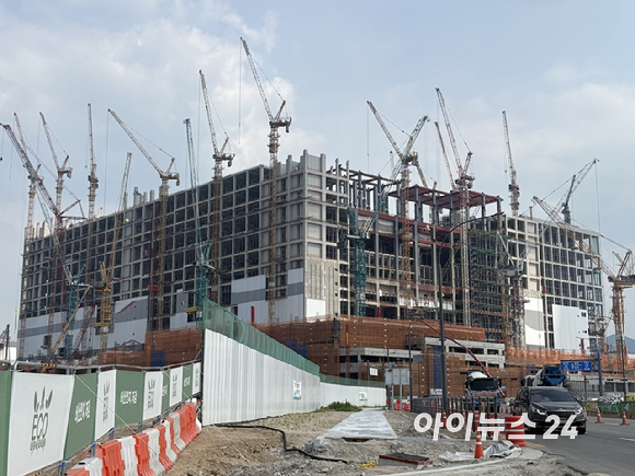 SK하이닉스 용인 반도체 클러스터 1기 팹(공장) 공사가 진행 중인 모습. SK하이닉스는 1기 팹을 시작으로 2050년까지 1~4기 팹에 총 600조원의 자금을 투자할 계획이다. 2026.06.02 [사진=권서아 기자]