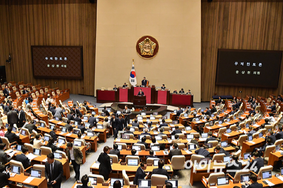 윤상현 국민의힘 의원이 20일 서울 여의도 국회에서 열린 본회의에서 윤석열&middot;김건희에 의한 내란&middot;외환 및 국정농단 행위의 진상규명을 위한 특별검사 임명 등에 관한 법률 일부개정법률안에 대해 무제한토론(필리버스터)을 하고 있다. [사진=곽영래 기자]