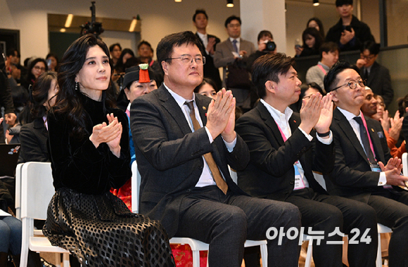 이부진 한국방문의해위원장과 김대현 문화체육관광부 2차관이 17일 서울 명동 커뮤니티하우스 마실에서 열린 '2026 코리아그랜드세일' 개막식 세리머니를 하고 있다. 왼쪽부터 하성진 K타이거스, 에르난데스 히메네스 셀레스테(외국인 관광객), 김 2차관, 이 위원장, 듀송 바스티엔(외국인 관광객). [사진=정소희 기자]