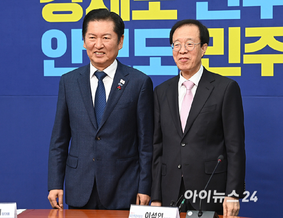 정청래 더불어민주당 대표가 11일 서울 여의도 국회에서 이석연 국민통합위원장을 접견해 기념촬영을 하고 있다. [사진=곽영래 기자]