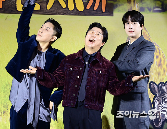 은지원-이수근-규현이 25일 오전 서울 용산구 CGV 용산아이파크몰에서 열린 넷플릭스 예능 프로그램 '케냐 간 세끼' 제작발표회에 참석하고 있다. [사진=정소희 기자]