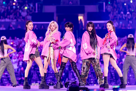그룹 아이들이 지난 1일(현지시간)부터 3일까지 미국 로스앤젤레스 크립토닷컴 아레나에서 열린 K-팝 팬&아티스트 페스티벌 '케이콘 엘에이 2025(KCON LA 2025)' 무대에서 열띤 공연을 펼치고 있다. [사진=CJ ENM]