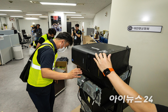 대한체육회 산하 9개 종목 단체 관계자들이 8일 서울 송파구 올림픽공원 핸드볼 경기장에 진입해 장비 및 행정 자료 PC 반출을 하고 있다. 6&middot;3 지방선거 당시 개표소로 사용된 올림픽공원 핸드볼 경기장은 석 달째 봉쇄 시위가 이어져 경기장에 입주한 9개 종목 단체 업무에 차질을 빚었다. [사진=사진공동취재단 ]