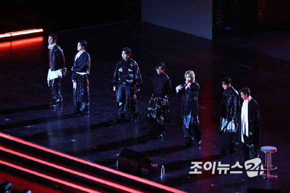 방탄소년단(BTS)이 21일 오후 서울 광화문 광장에서 정규 5집 '아리랑(ARIRANG)' 앨범 발매를 기념해 컴백 무대를 선보이고 있다. [사진=사진공동취재단]