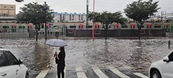 집중 호우가 내린 지난 13일 인천역 일대 도로가 침수돼 있다. [사진=연합뉴스]