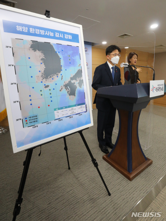 유국희 원자력안전위원장이 지난 21일 일본 후쿠시마 원전 오염수 해양 방류를 위한 도쿄전력의 실시 계획 변경인가안 제출 관련 브리핑을 하고 있다. [사진=뉴시스]