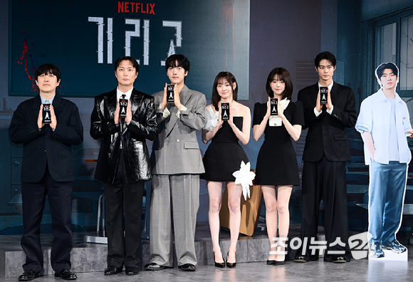 (왼쪽부터)노재원-이효제-강미나-전소영-현우석이 21일 오후 서울 CGV 용산아이파크몰에서 열린 넷플릭스 시리즈 '기리고' 기자간담회에 참석해 포즈를 취하고 있다. [사진=정소희 기자]