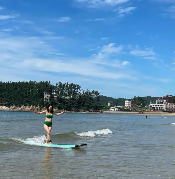 윤진서가 서핑을 즐기고 있다. [사진=윤진서 인스타그램 ]