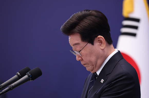 이재명 대통령이 18일 청와대 영빈관에서 기자회견에서 다채로운 표정을 짓고 있다. [사진=연합뉴스]