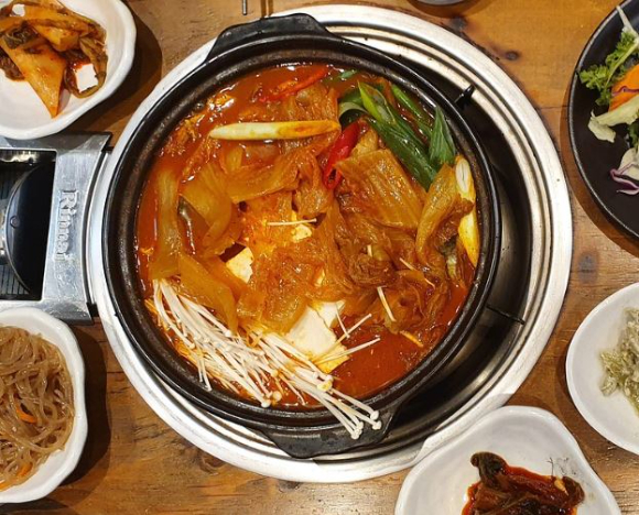김치찌개를 주문하고 식사를 한 뒤 "김치찌개는 건들지 않고 공깃밥과 밑반찬만 먹었으니 밥값도 반 만 내겠다"고 고집을 부린 한 손님 때문에 골머리를 앓았다는 한 자영업자의 사연이 전해졌다. 사진은 김치찌개. [사진=픽사베이]