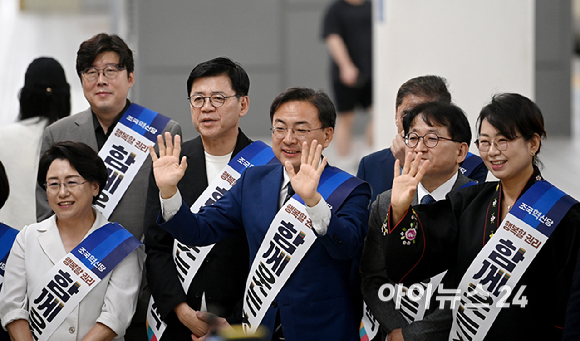 조국혁신당 신장식 대표를 비롯한 당 지도부가 23일 서울 용산역에서 귀성 인사를 하고 있다. [사진=곽영래 기자]