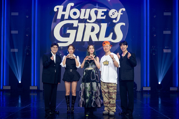 ENA '하우스 오브 걸스' 온라인 제작발표회에 참석한 '아티스트 메이커' 신용재, 소유, 김윤아, 양동근과 '매니징 디렉터' 이이경 [사진=ENA ]