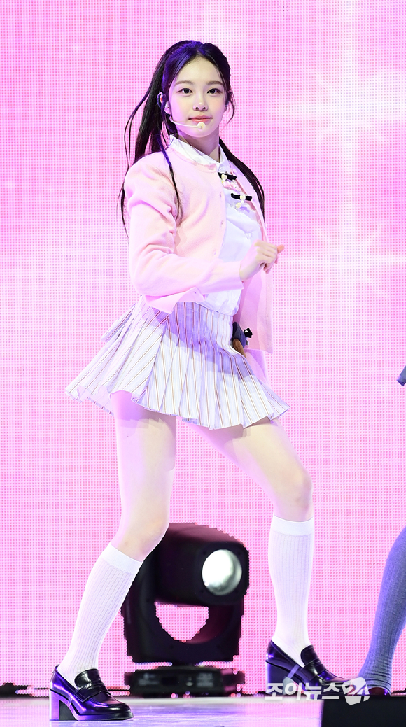 그룹 하츠투하츠 이안이 24일 오후 서울 광진구 예스24라이브홀에서 열린 하츠투하츠(Hearts2Hearts) 첫 번째 싱글앨범 '더 체이스' 발매 기념 쇼케이스에서 데뷔곡 '더 체이스' 무대를 선보이고 있다. [사진=정소희 기자]