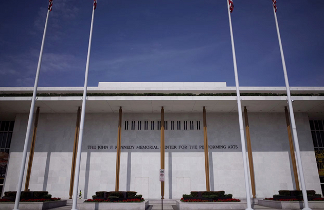 도널드 트럼프 미국 대통령이 지난 10월 12일(현지시간) 중동 방문을 위해 워싱턴DC 인근의 앤드루스 공군기지에서 에어포스원(대통령 전용기)에 탑승하고 있다. [사진=로이터/연합뉴스]