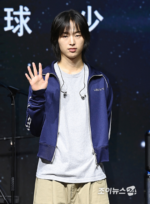 밴드 드래곤포니 권세혁이 29일 오후 서울 서대문구 신촌 예스24 원더로크홀에서 열린 디지털 싱글 '지구소년' 발매 기념 쇼케이스에서 포토타임을 갖고 있다. [사진=곽영래 기자]
