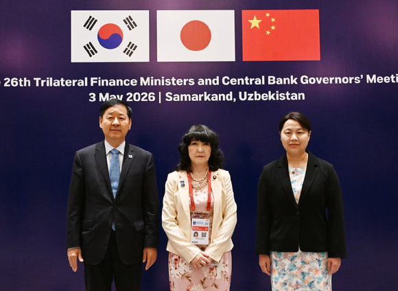 ASEAN+3 재무장관회의 및 아시아개발은행(ADB) 연차총회 참석차 우즈베키스탄 사마라칸트를 방문중인 구윤철 부총리 겸 재정경제부 장관이 5월 3일(현지시간) 힐튼호텔에서 열린 '한.중.일 재무장관회의'를 주재, 회의 시작에 앞서 각국 대표와 기념사진을 찍고 있다. [사진=연합뉴스]