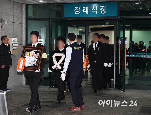 27일 오전 서울 송파구 서울아산병원 장례식장에서 배우 故 이순재의 발인식이 엄수되고 있다. [사진=곽영래 기자]