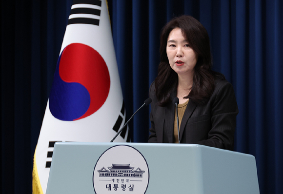 강유정 대변인이 28일 용산 대통령실 기자회견장에서 이재명 대통령의 초대 방송미디어통신위원회 위원장 인선 등 관련 브리핑을 하고 있다. 2025.11.28 [사진=연합뉴스]