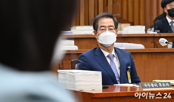 한덕수 국무총리 후보자가 지난 26일 서울 여의도 국회에서 열린 인사청문회에서 전주혜 국민의힘 의원의 의사진행발언을 듣고 있다. [사진=김성진 기자]