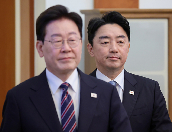 이재명 대통령과 강훈식 비서실장이 21일 청와대에서 열린 수석보좌관회의에 입장하고 있다. 강 비서실장은 이날 오전 이 대통령에게 사의를 표명했다. 2026.9.21 [청와대통신사진기자단] [사진=연합뉴스]