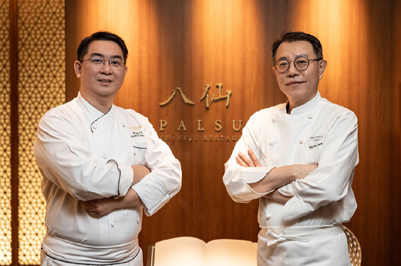 웡 치 파이(왼쪽) 탕코트 중식 총괄셰프와 장금승 서울신라호텔 중식 총괄셰프가 팔선에서 기념촬영을 하고 있다. [사진=서울신라호텔]