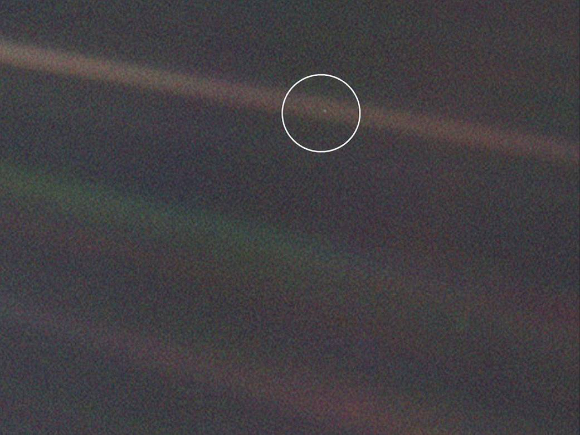 보이저 호가 지구로부터 60억km 떨어진 지점에서 찍은 지구. '창백한 푸른 점'으로 부른다. [사진=NASA]