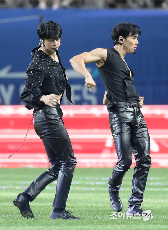 27일 서울 마포구 서울월드컵경기장에서 열린 쿠팡플레이 시리즈 1차전 팀 K리그와 아틀레티코 마드리드의 경기에서 몬스타엑스 유닛 셔누X형원이 멋진 무대를 선보이고 있다. [사진=정소희 기자]